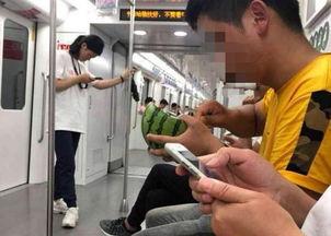 重庆地铁吃瓜事件,一场引发热议的公共礼仪风波
