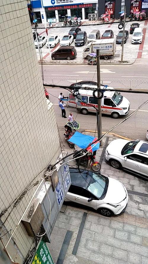 车祸吃瓜红灯,红灯下的悲剧与反思