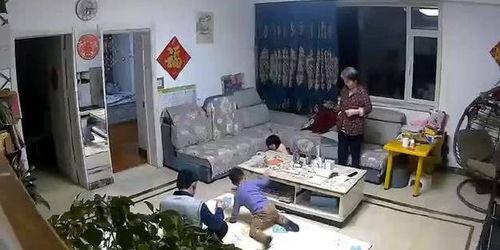 姐弟打架奶奶吃瓜,家庭欢乐瞬间