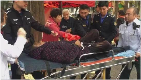 路上吃瓜老人,一位吃瓜老人的市井生活剪影