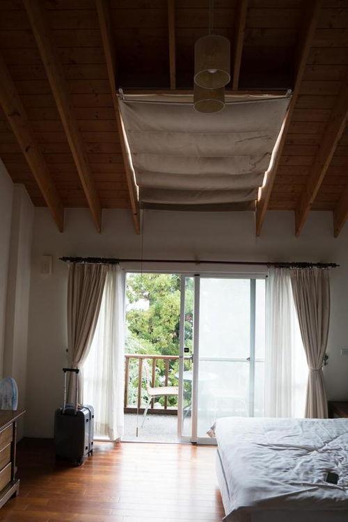 木屋下雨吃瓜,瓜香四溢的宁静时光