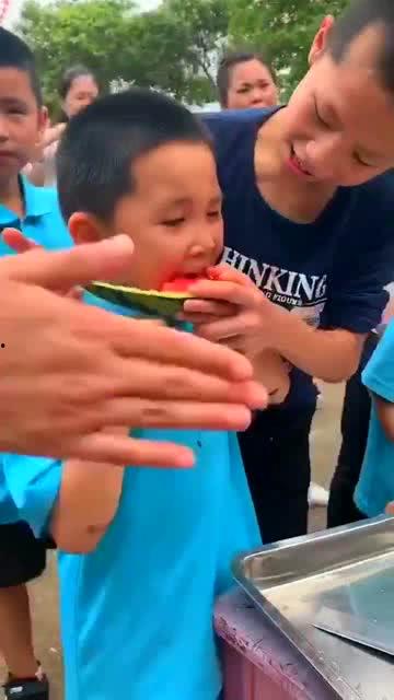 吃瓜小姑娘,吃瓜小姑娘的甜蜜成长记