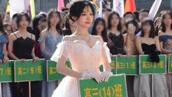 校运会举牌女孩吃瓜,吃瓜瞬间引发网友热议