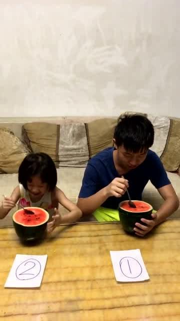 给兄弟送花吃瓜,花瓜共享，温馨时光